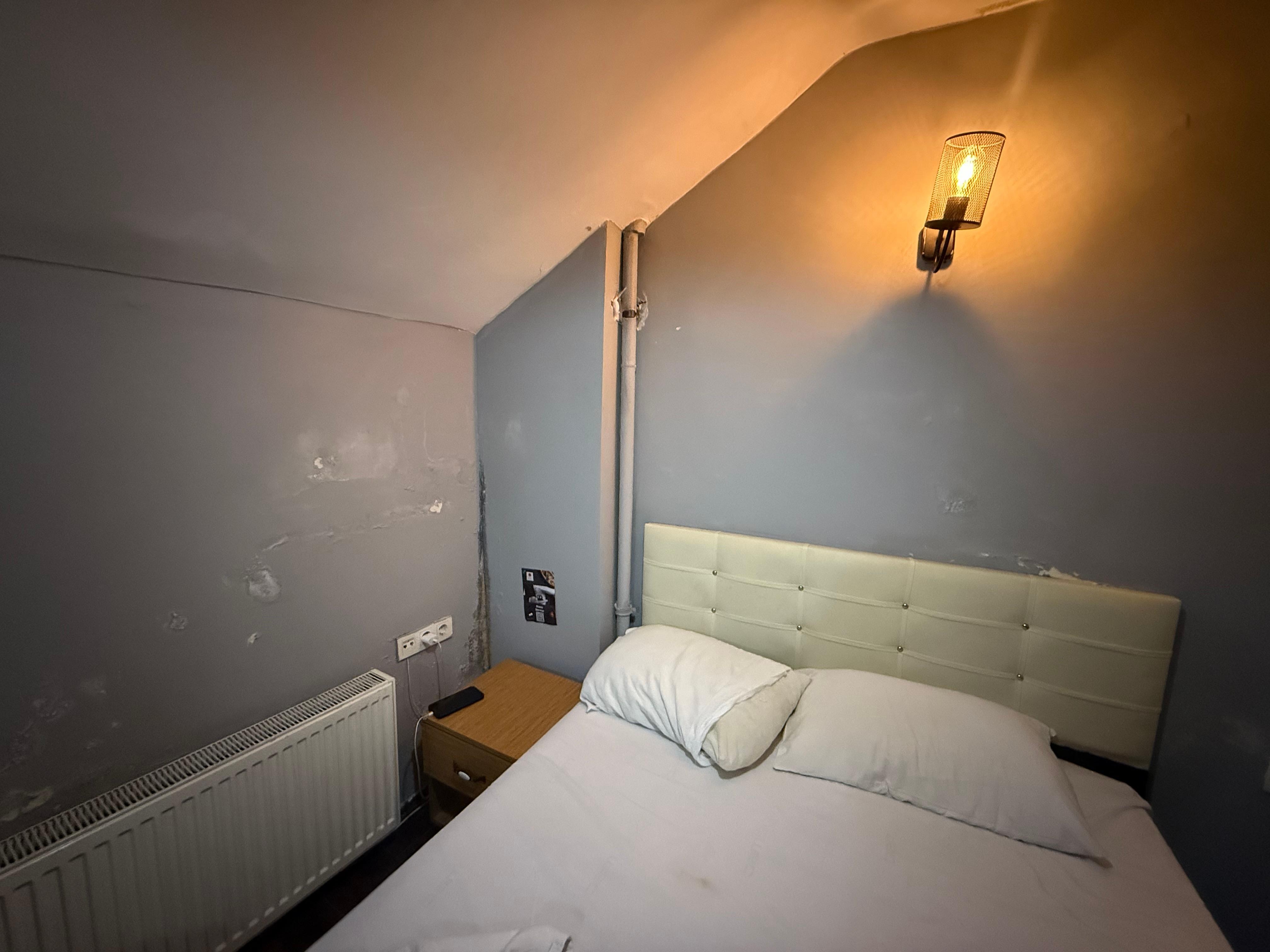 Das Bett vom weiten wo Schlaf nicht möglich ist wegen der Feuchtigkeit und Schimmelgestank