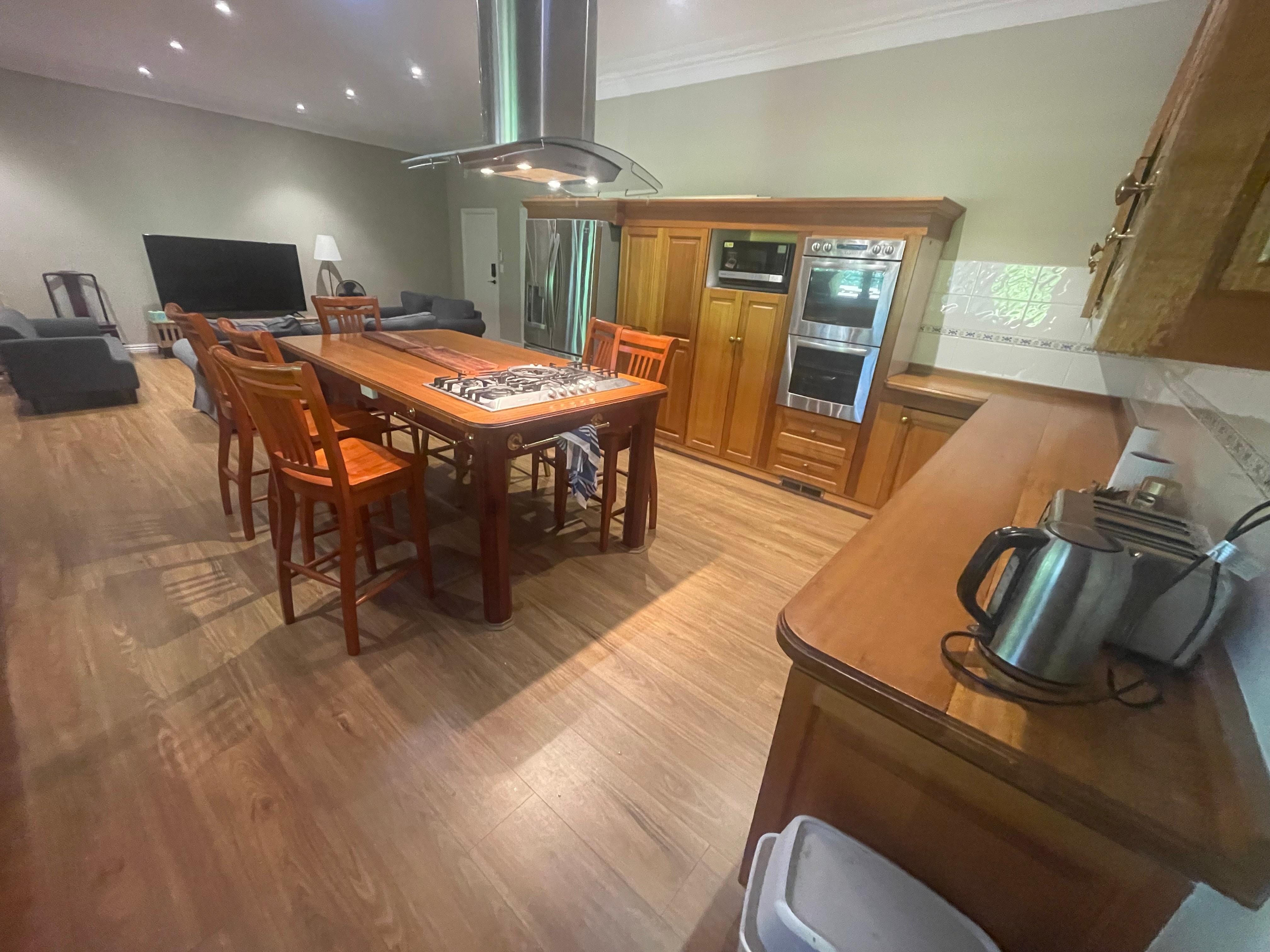 Gas stove top did not automatically light. Had to use a lighter which stopped working. 