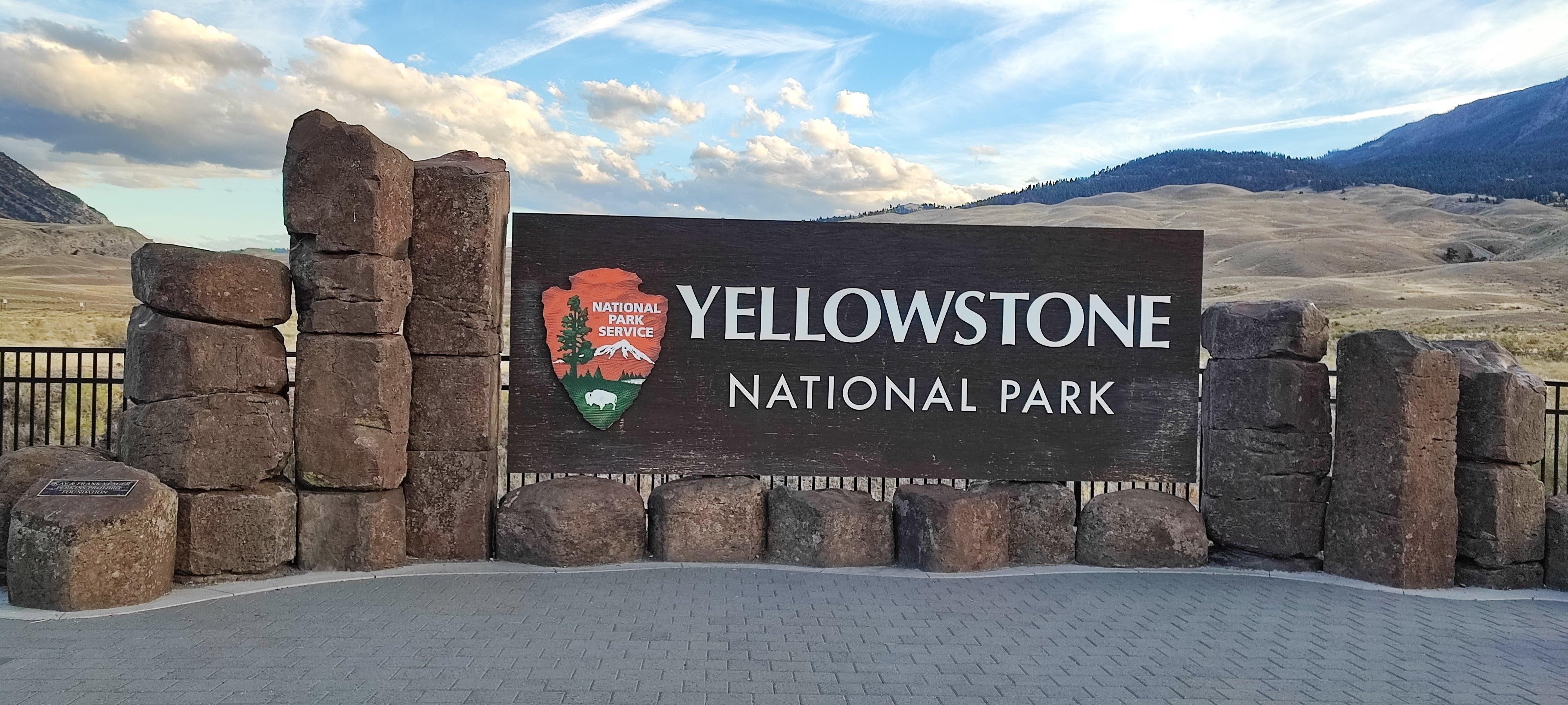 Panneau Yellowstone tout près, de même que la grande arche marquant l'entrée du parc.