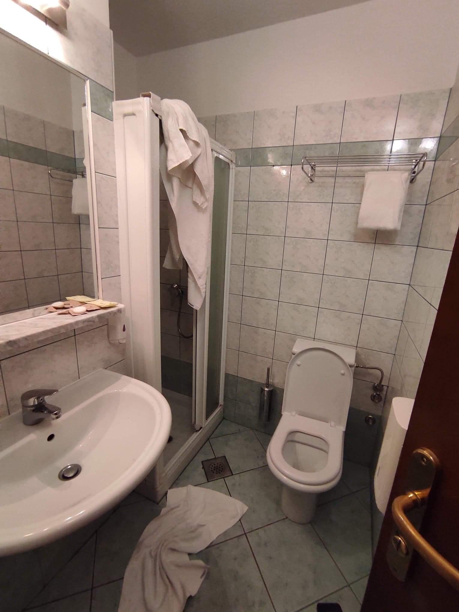 Salle de bain vieillote et petite