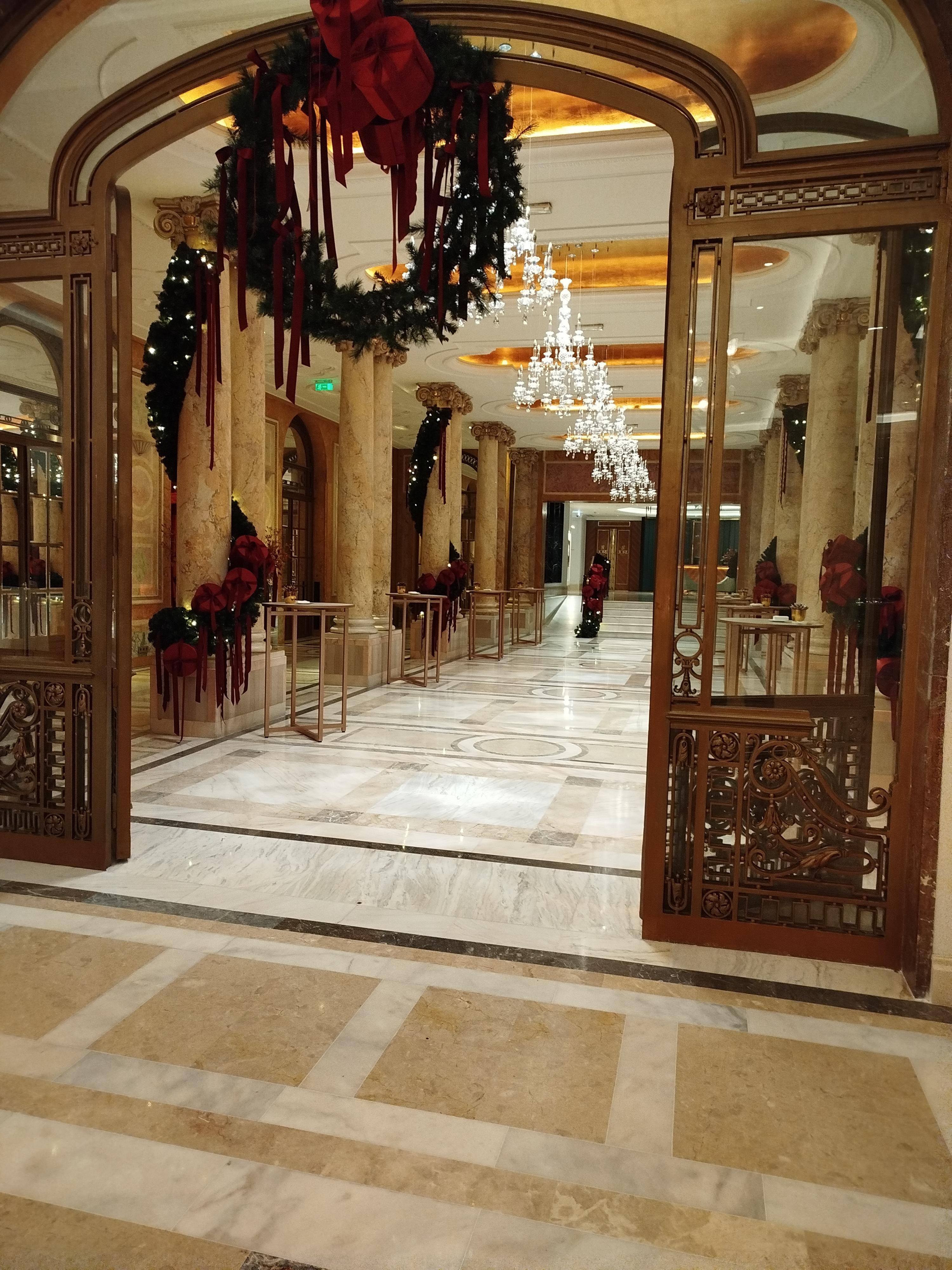 Decorative wreath between the hotel foyer and ground floor restaurant.