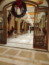 Decorative wreath between the hotel foyer and ground floor restaurant.