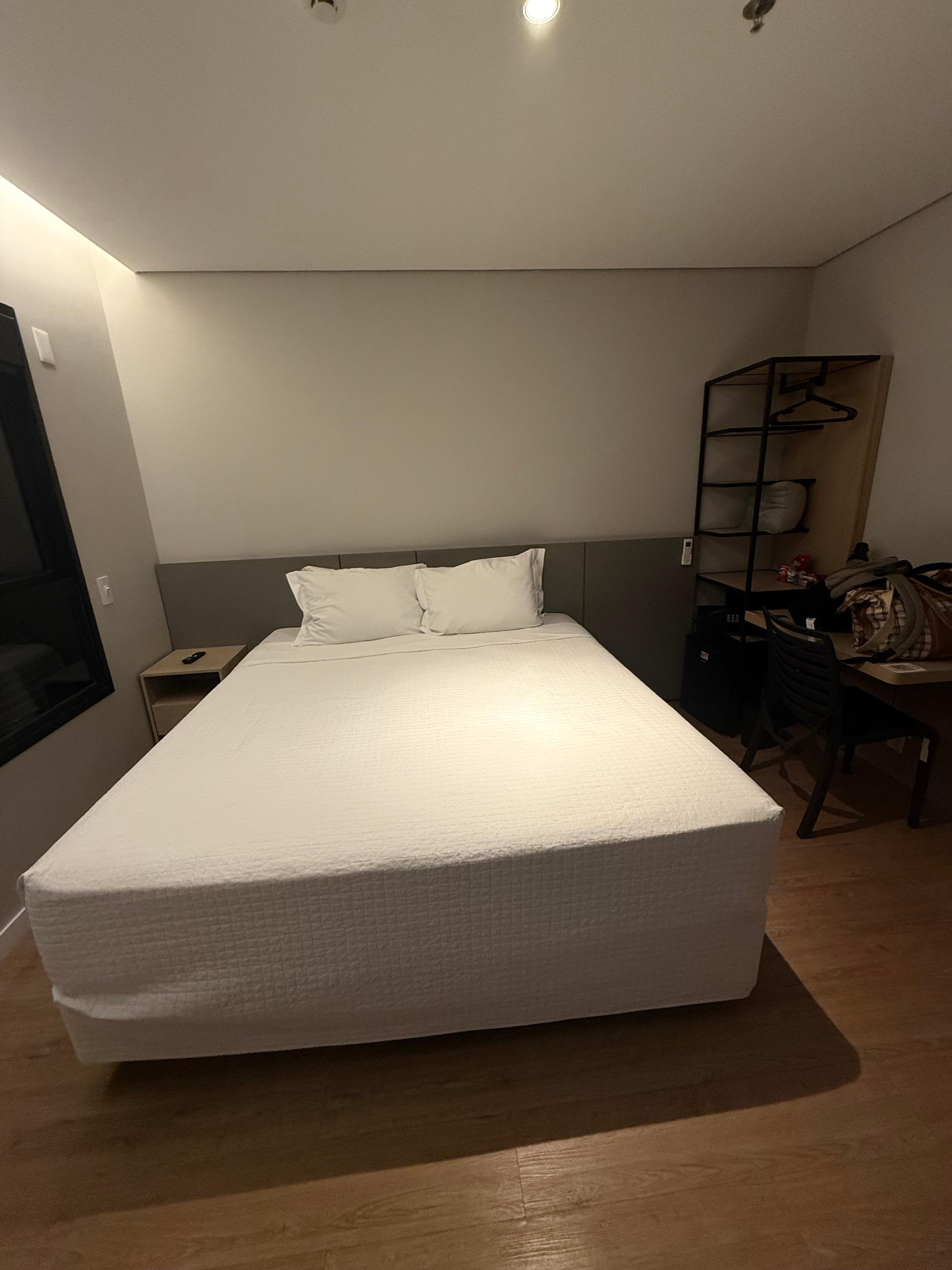 Quarto com cama queen size