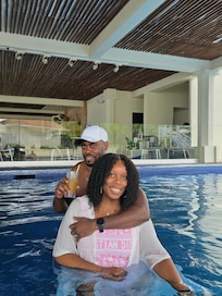 Swim up bar