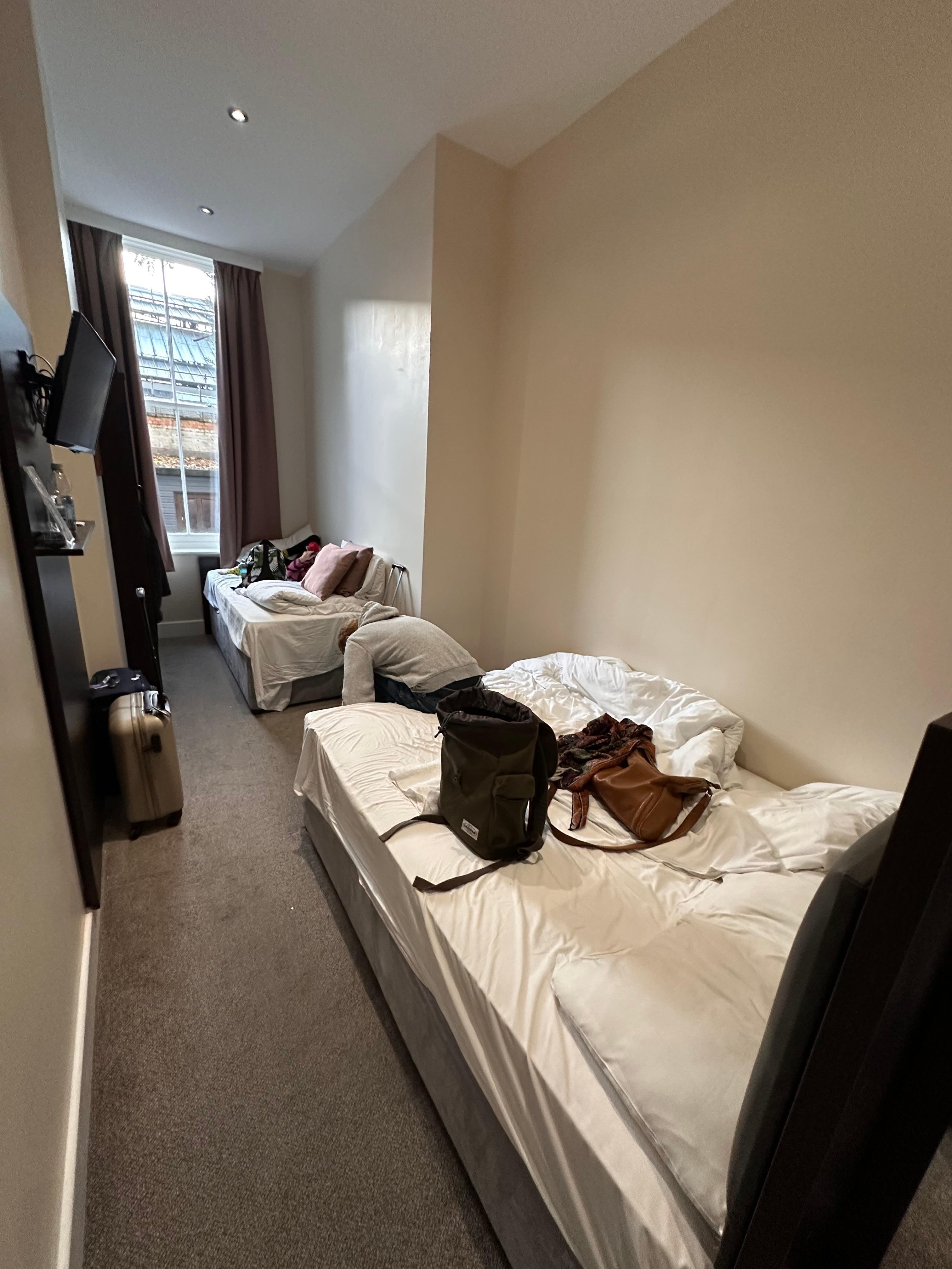 3-Bettzimmer. Es war etwas beengend und das Doppelbett nur geschätzt 1,40m breit.