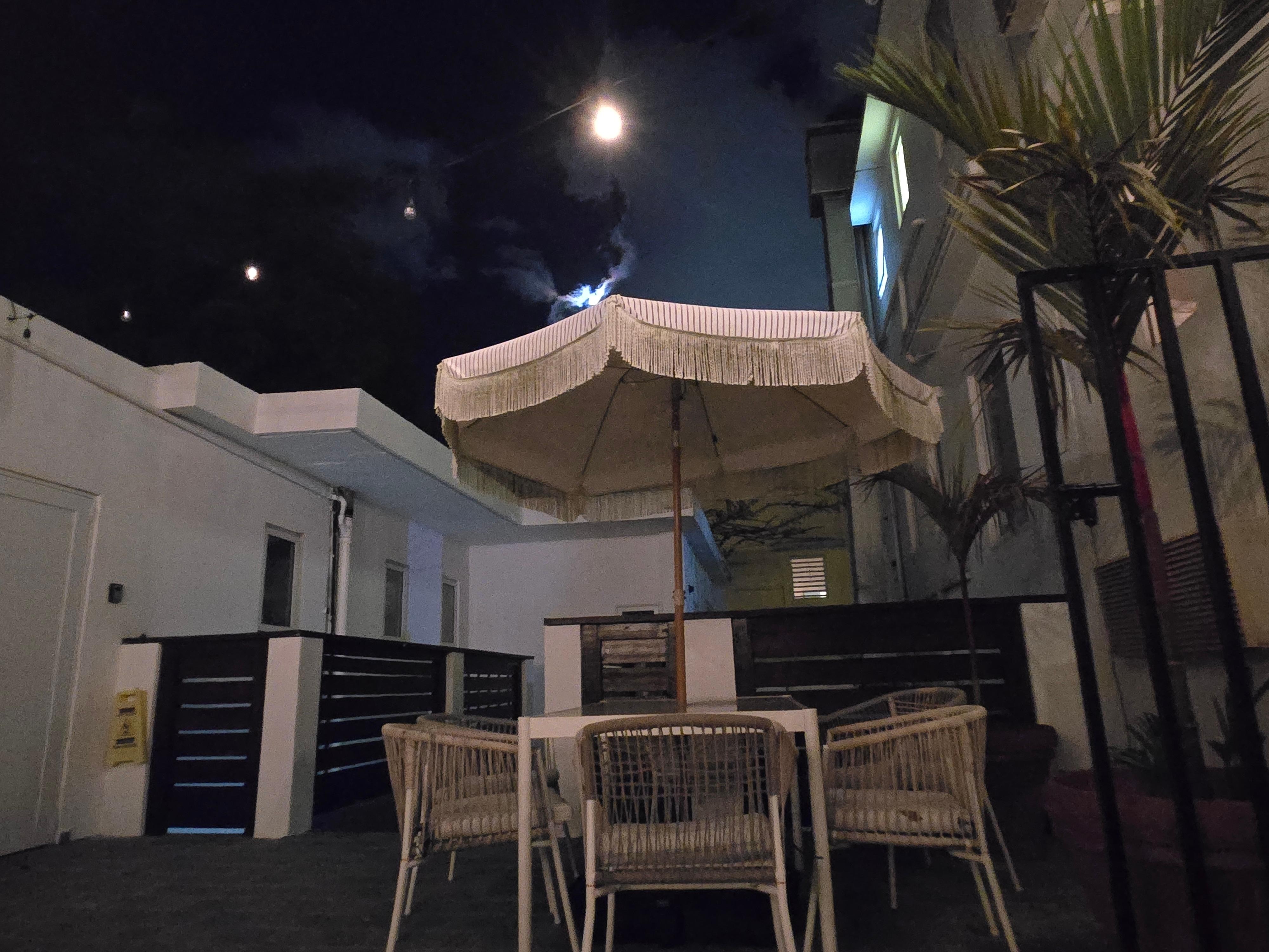 Aire commune avec table et parasol