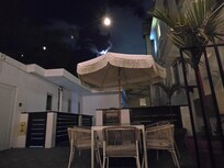 Aire commune avec table et parasol