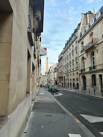 Walking distance for Effiel Tower, Arc De Triomphe.