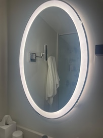 Fantastic lighting in bathroom