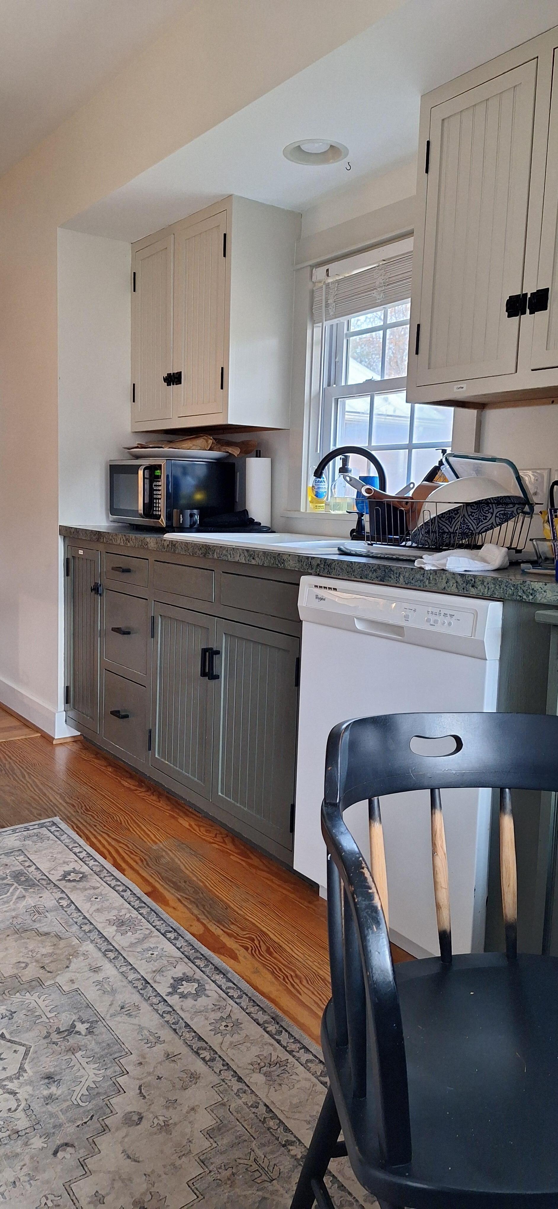 I loved the farm kitchen and how everything was labeled for ease of finding and replacing back the items. 