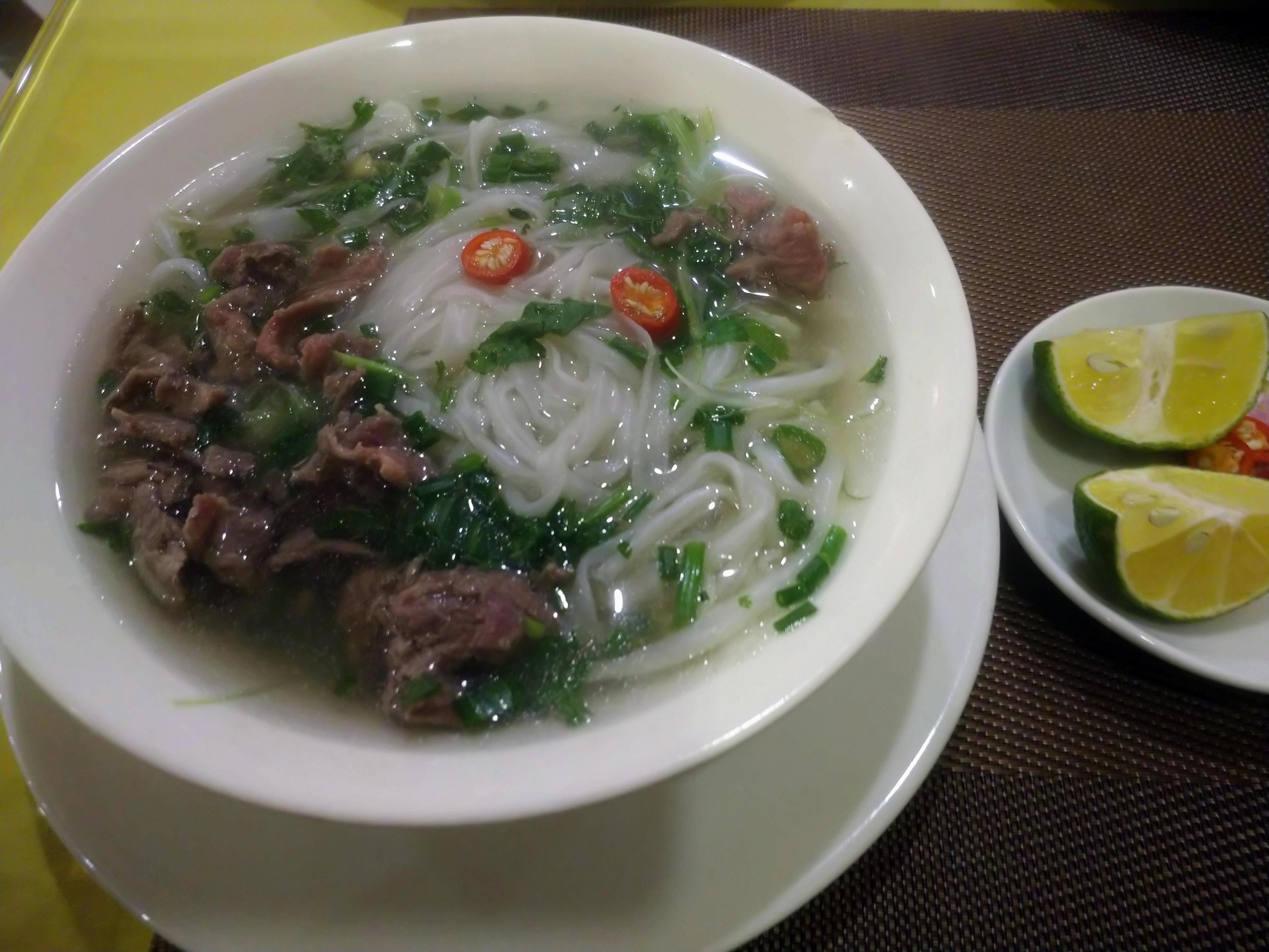 メニューから選んだ朝食 牛肉フォー