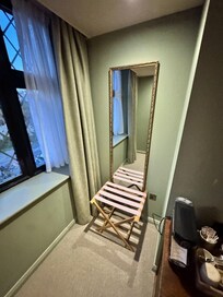 Nice little touches and furnishings. Very cosy.