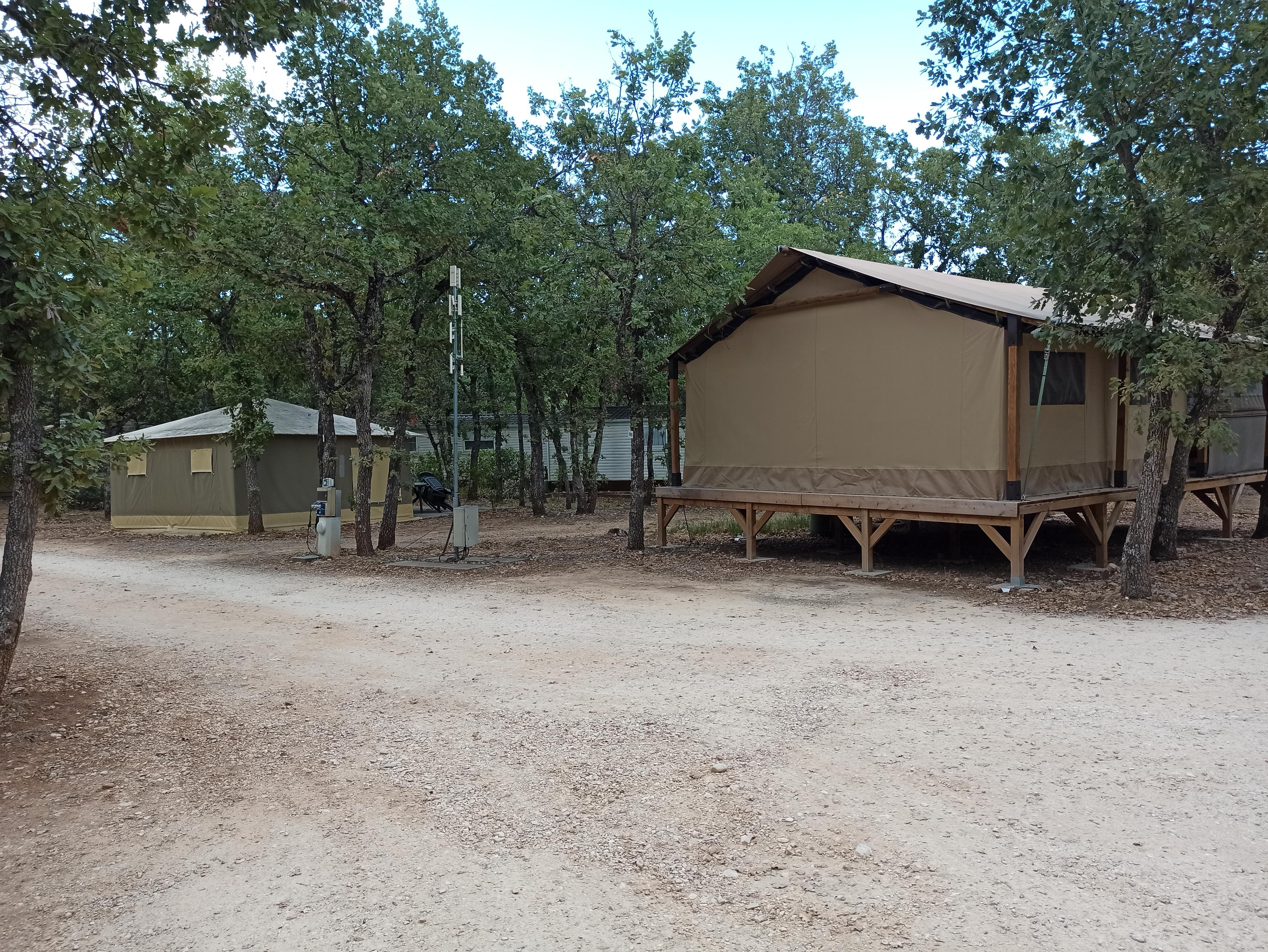 Agréablement surprise par le calme. Pas de bruits alors que les chiens sont admis ( j'avais le mien) et qu'on a accés à des activités au sein du camping. 