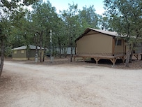 Agréablement surprise par le calme. Pas de bruits alors que les chiens sont admis ( j'avais le mien) et qu'on a accés à des activités au sein du camping.