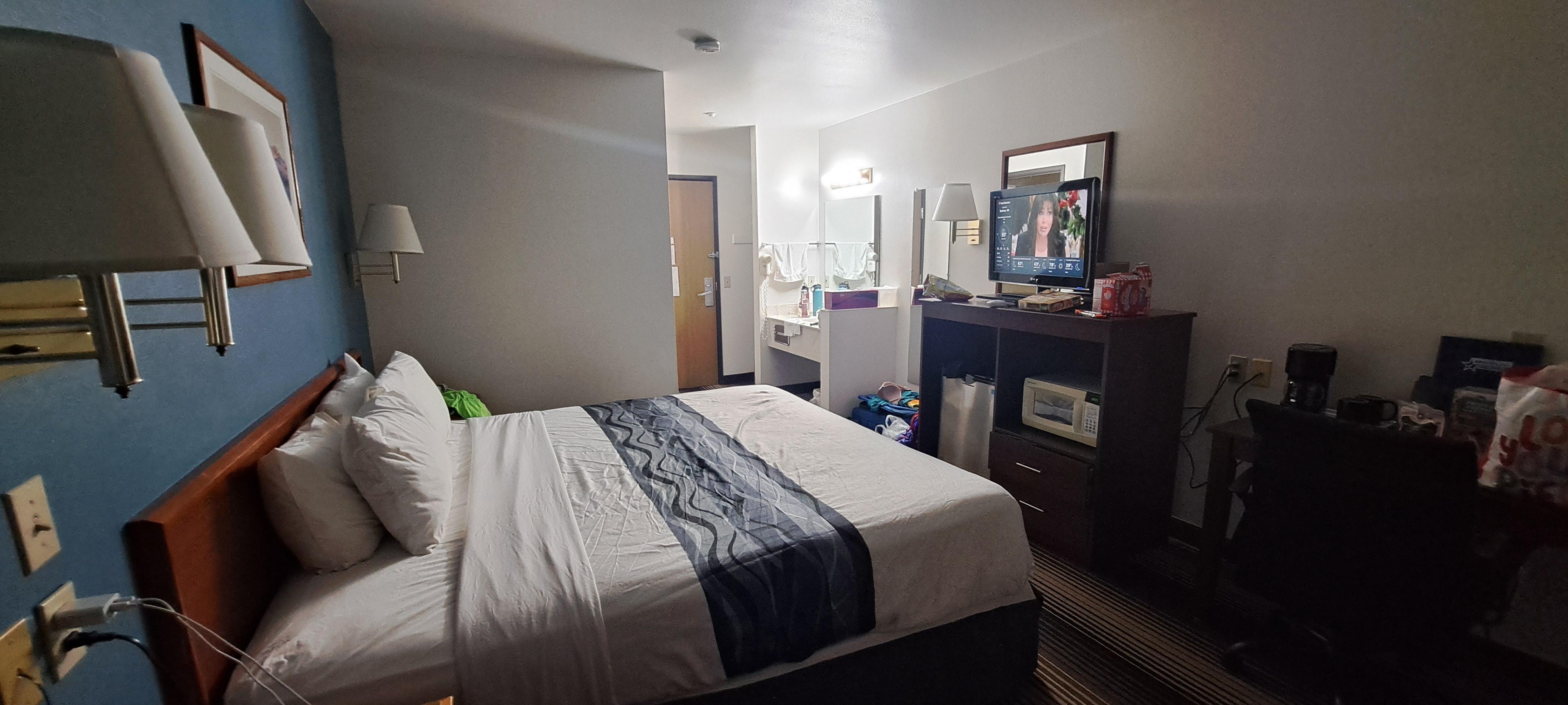 Room with King size bed, comes with TV, fridge and microwave. Housekeeping every other day.