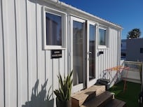 Acomodação no terraço do empreendimento. Excelente acomodação, mas a casa de banho extremamente apertada. Espaço mínimo. No App Hoteis.com não estão expostas as fotos destas acomodações.