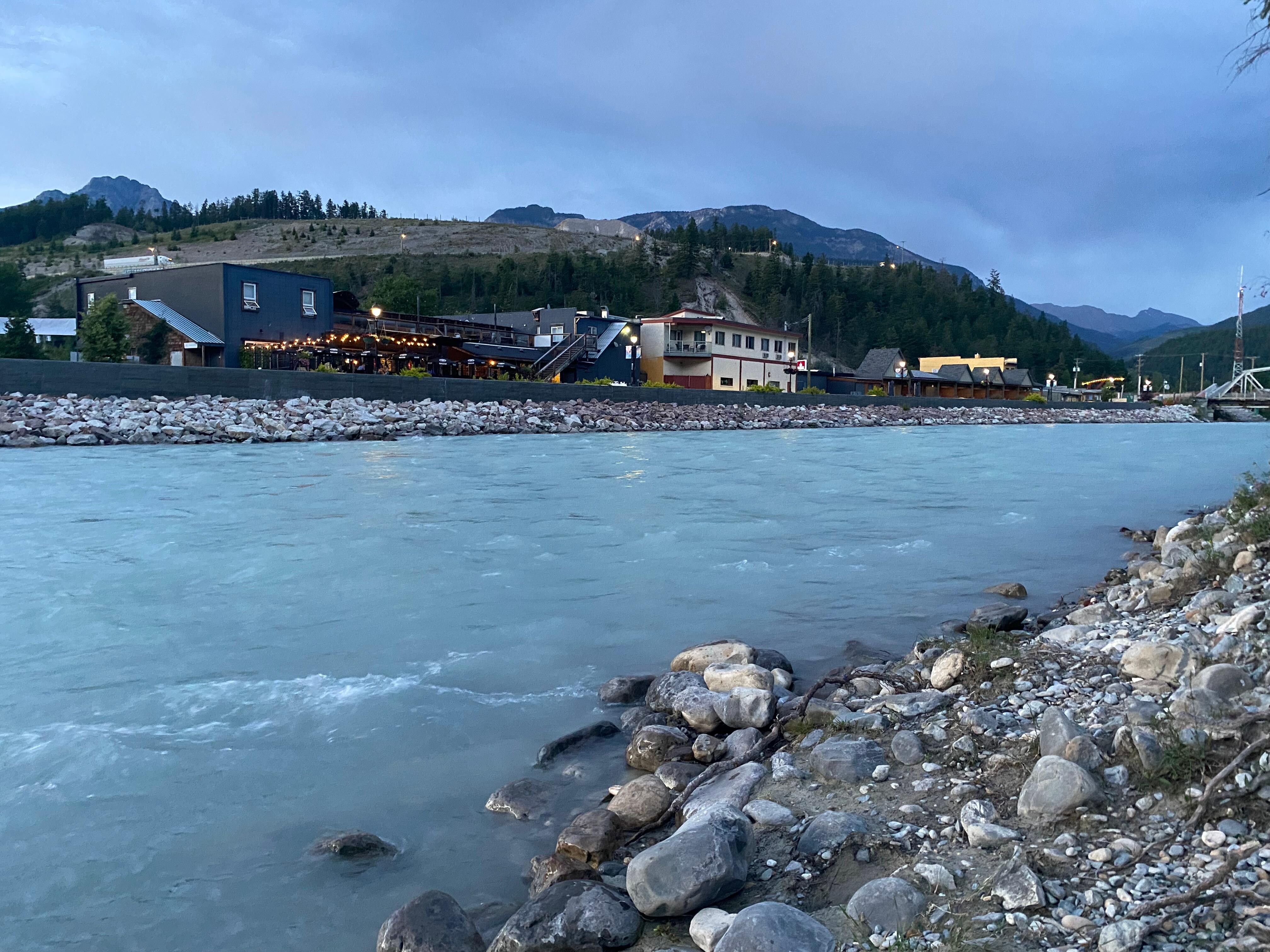 Easy walk to the river. 