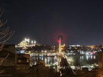 Vue mer nocturne depuis la chambre deluxe