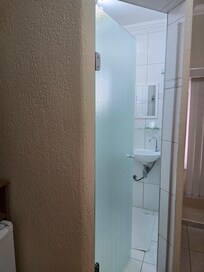 Porta do banheiro que deixa a claridade da manhã entrar assim que o dia nasce.