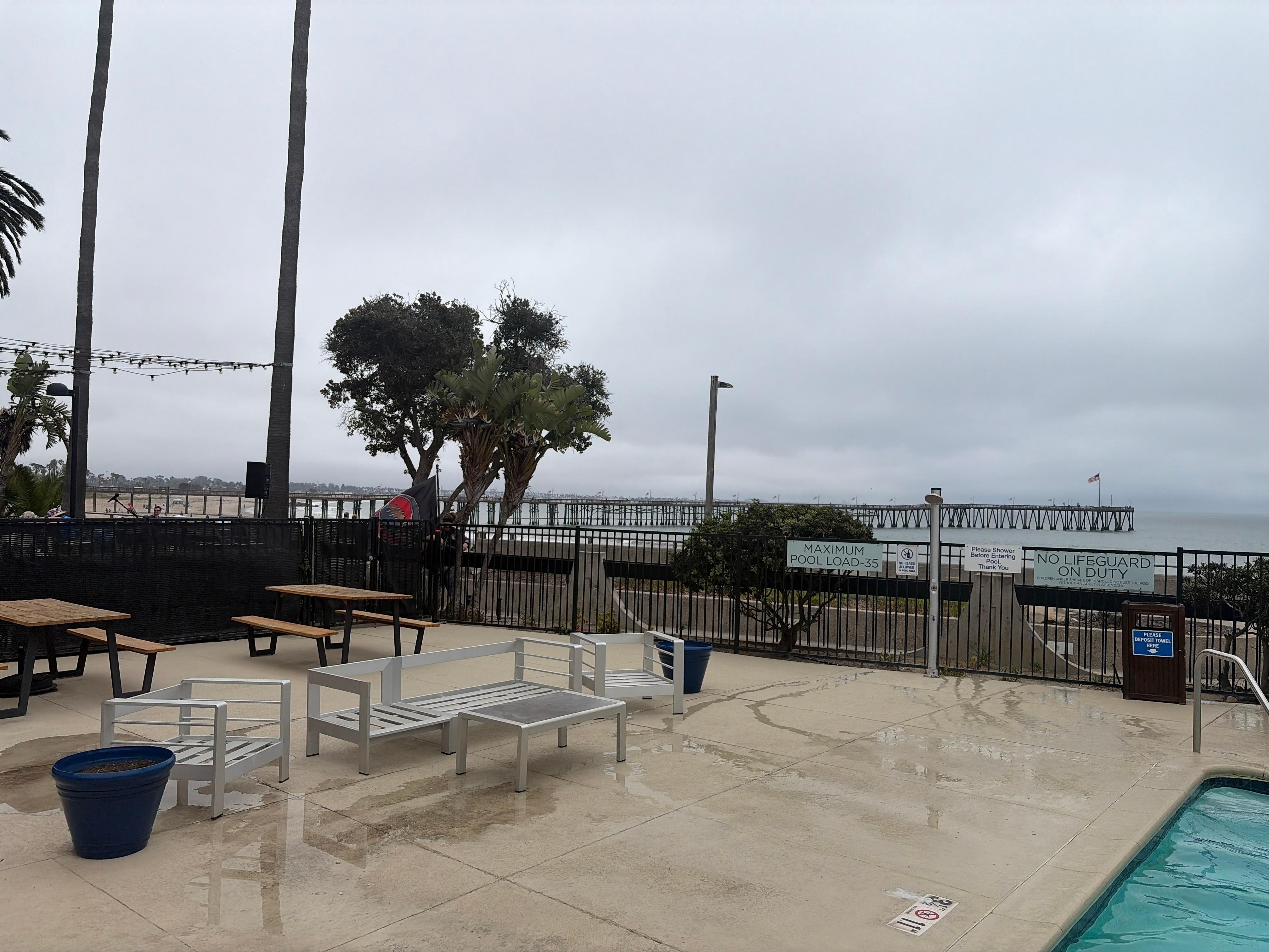 We can see the pier front the hotel and swimming pool too