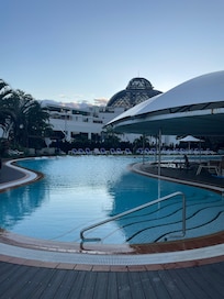 プールは温水もありました。タオルはプール側に無料貸出しされていました。