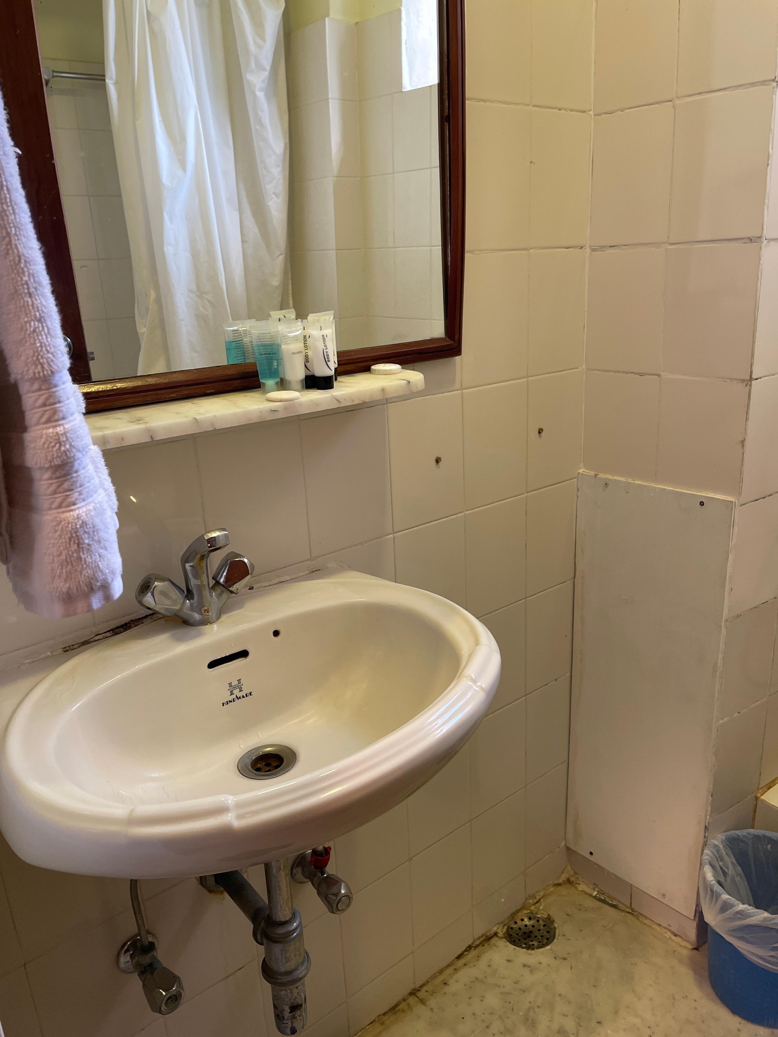 水やお湯の勢いがないと中に流れず
外に流れ、床がねれる。