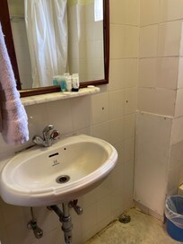 水やお湯の勢いがないと中に流れず
外に流れ、床がねれる。