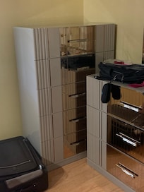 Bedroom dressers, 4 drawers cannot be opened.
