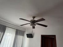Ventilador de techo horriblemente sucio y sin la protección de la bombilla