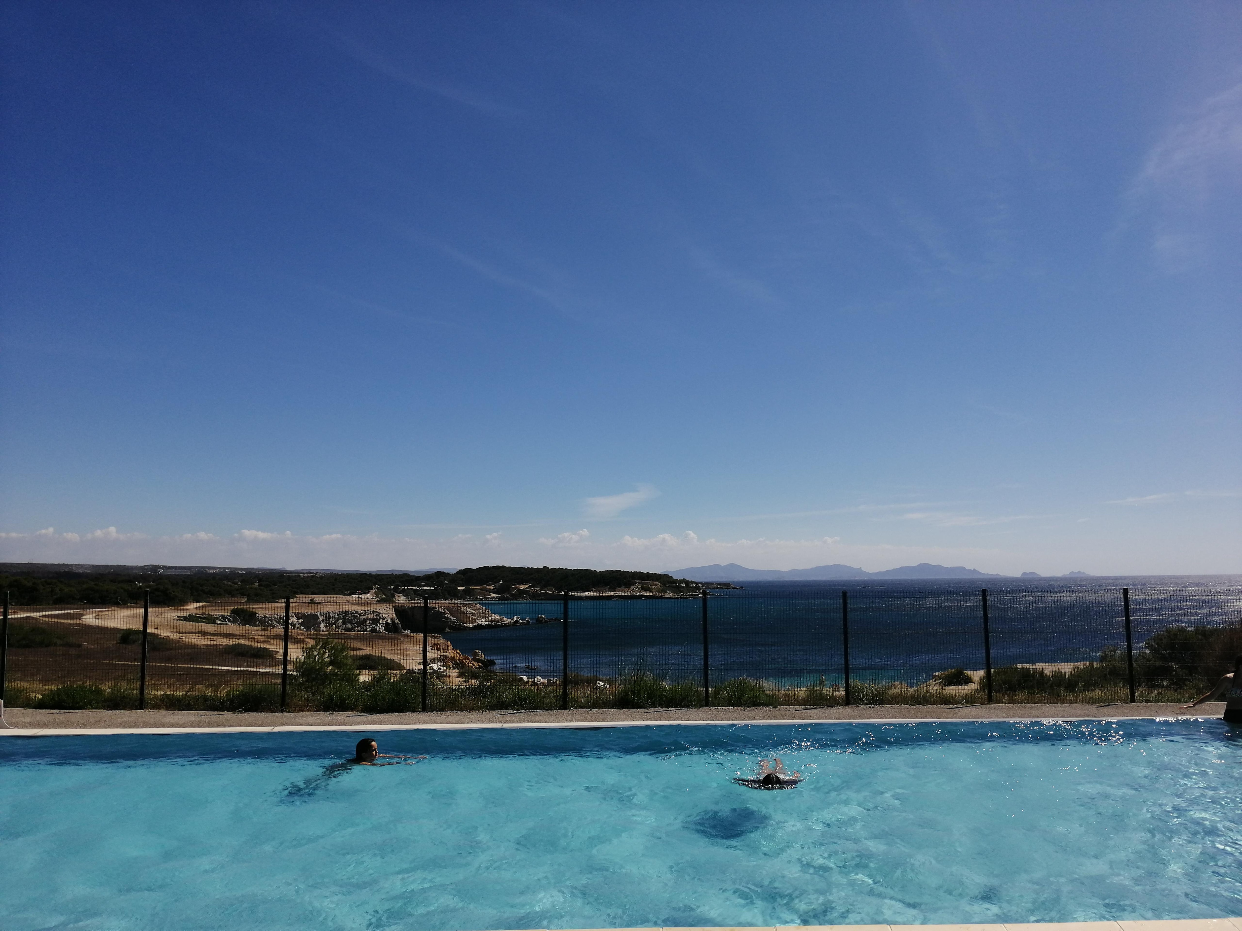 Très belle piscine avec vue magnifique 