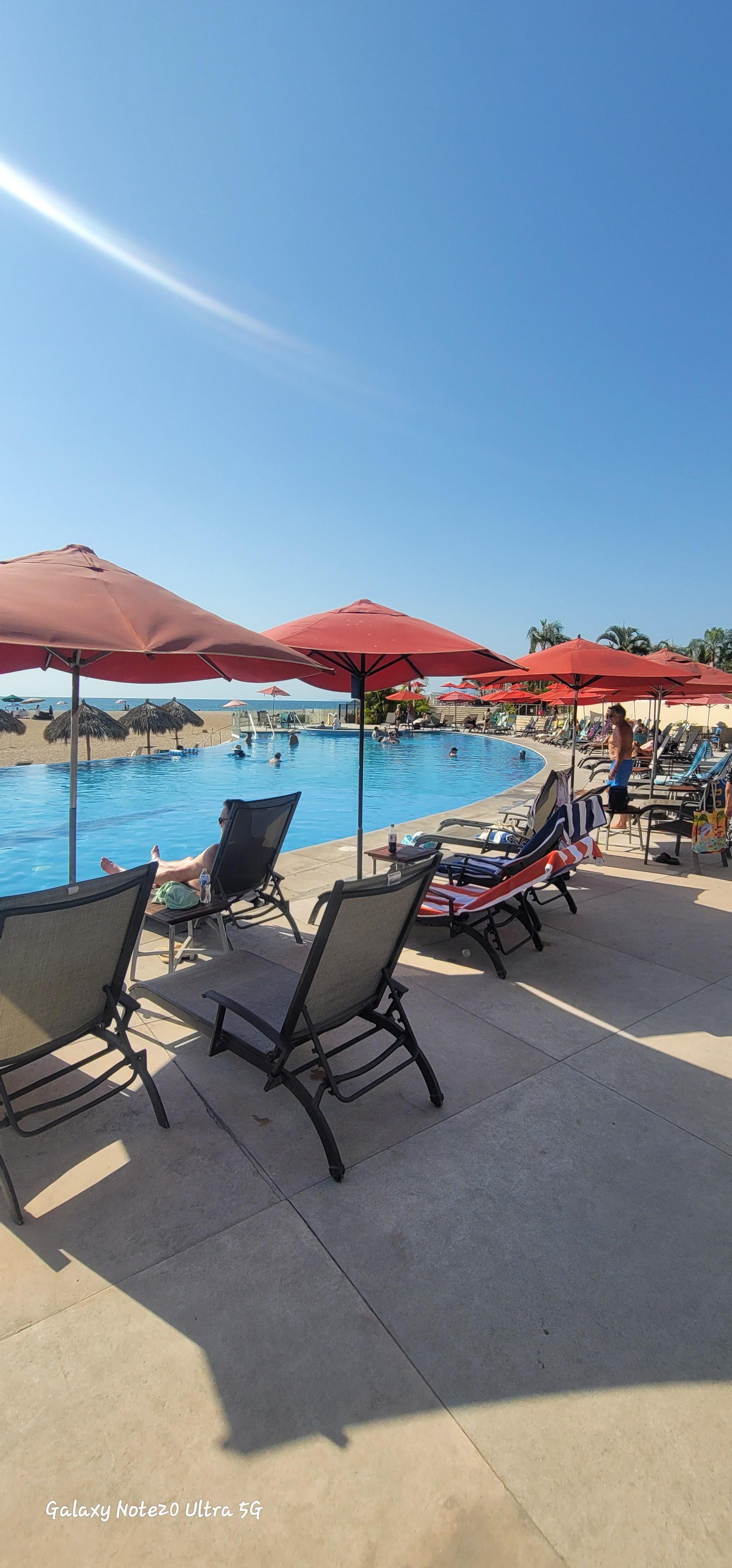 Lg infinity pool day time