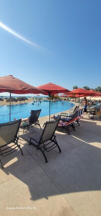 Lg infinity pool day time