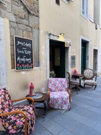 En koselig liten café i en av Triestes sidegater, Degusteria Km 0.
