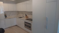 Cuisine avec frigo, congélateur, four, four à micro ondes, placards, vaisselle et tous ustensiles (produit vaisselle, éponge, torchons, dosettes lave vaisselle et lave linge..)