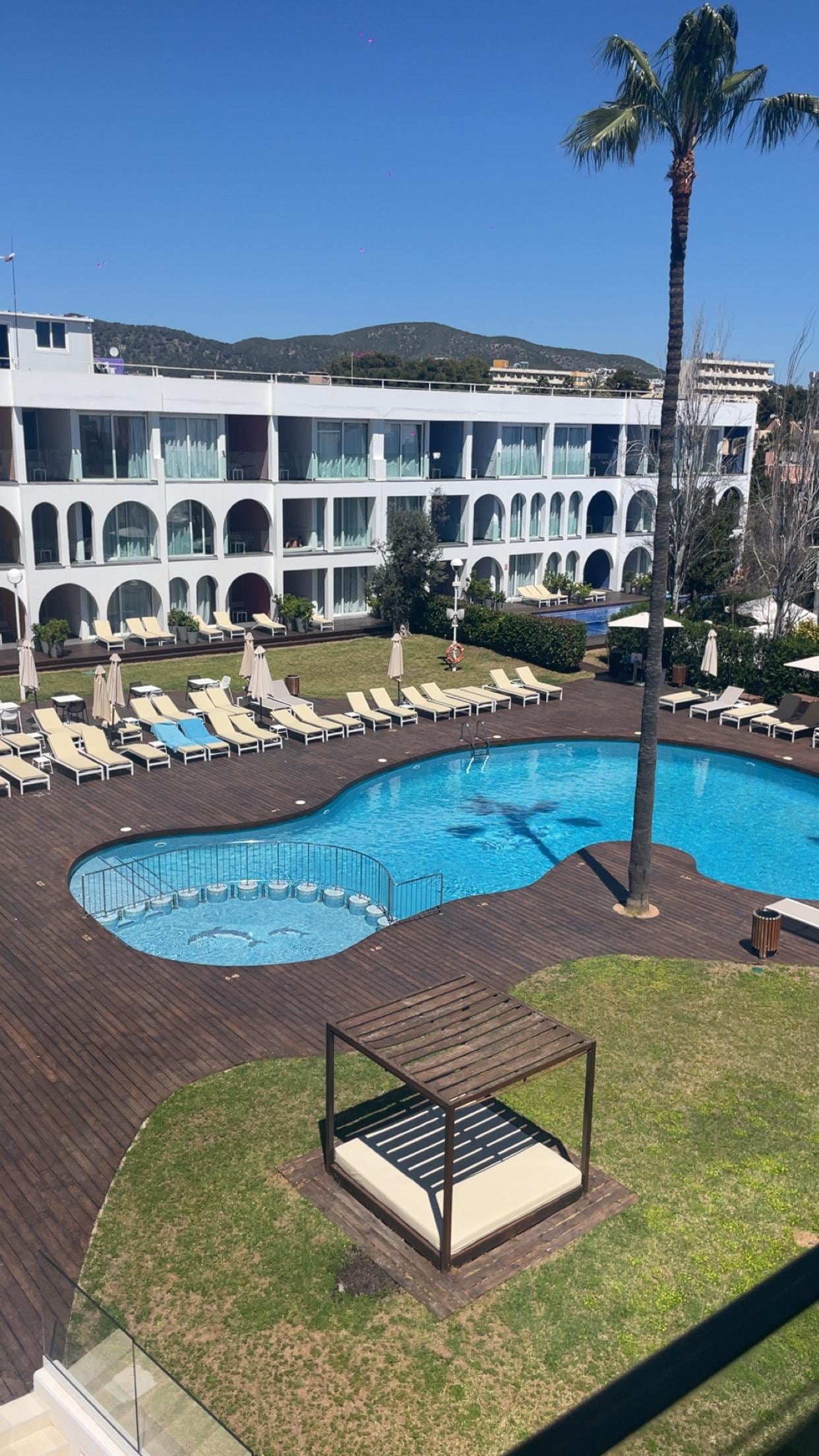 Vue de la chambre sur la piscine 