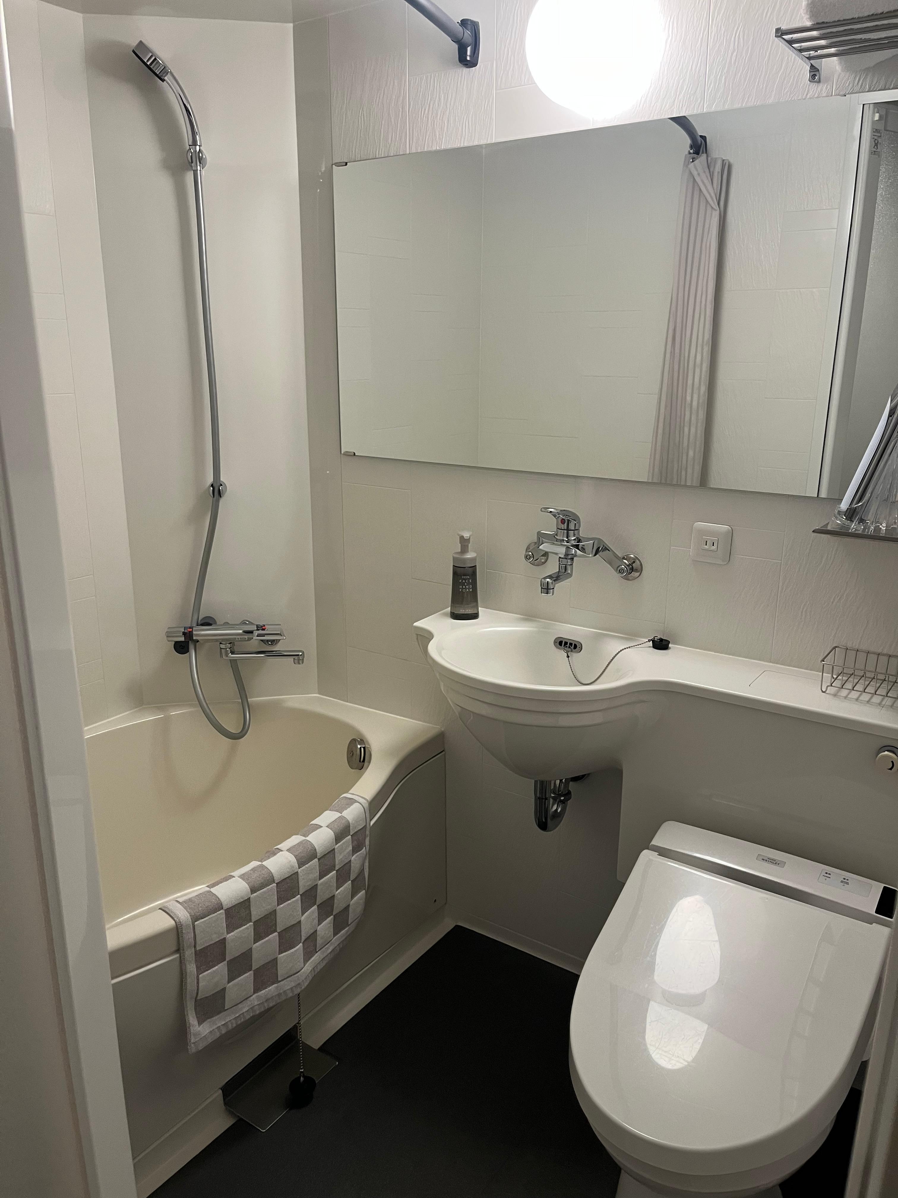 小而簡單的浴室，水壓很棒