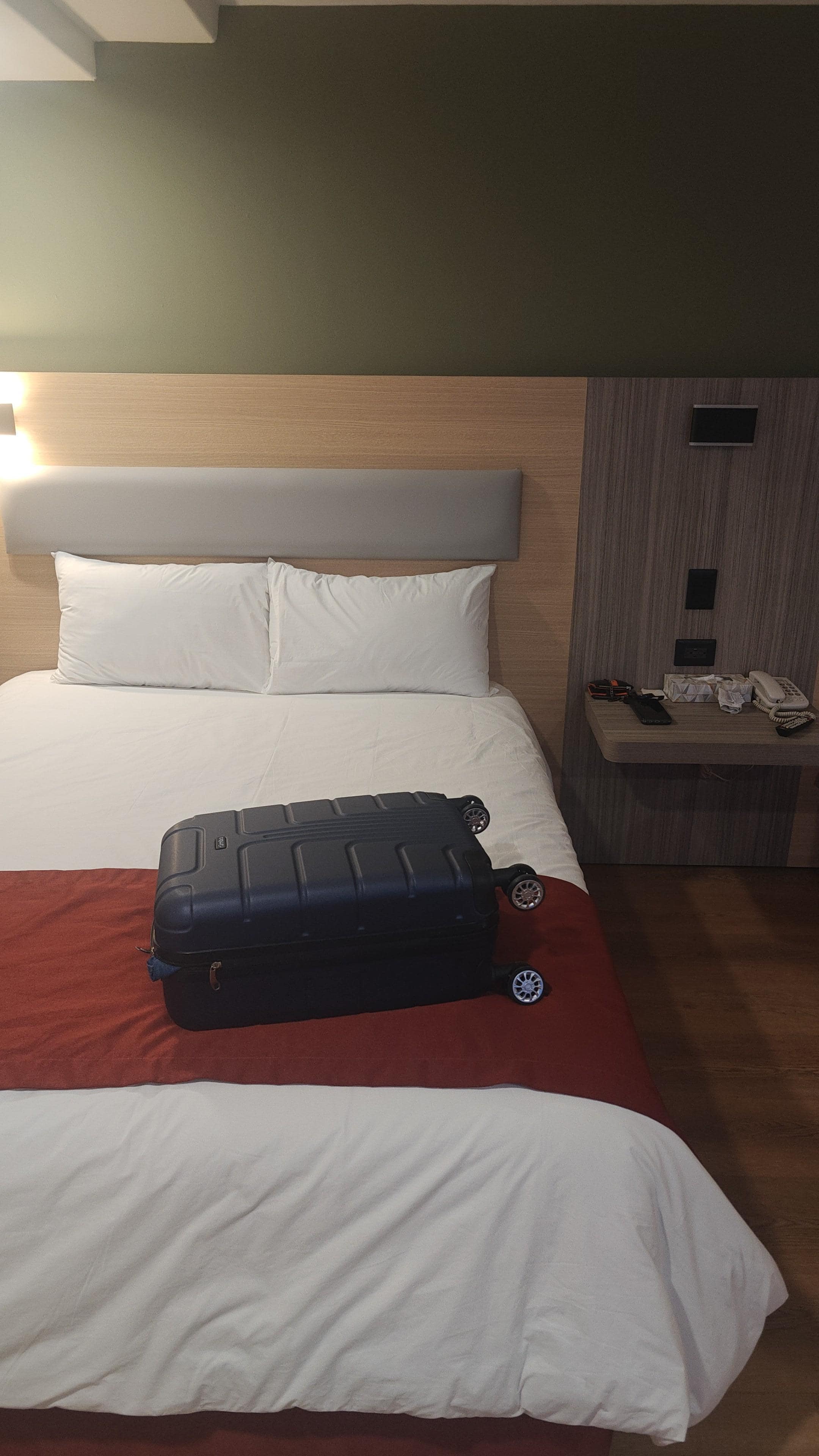 Camas comodas, almohadas también, todo ordenado, limpio