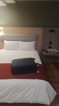 Camas comodas, almohadas también, todo ordenado, limpio