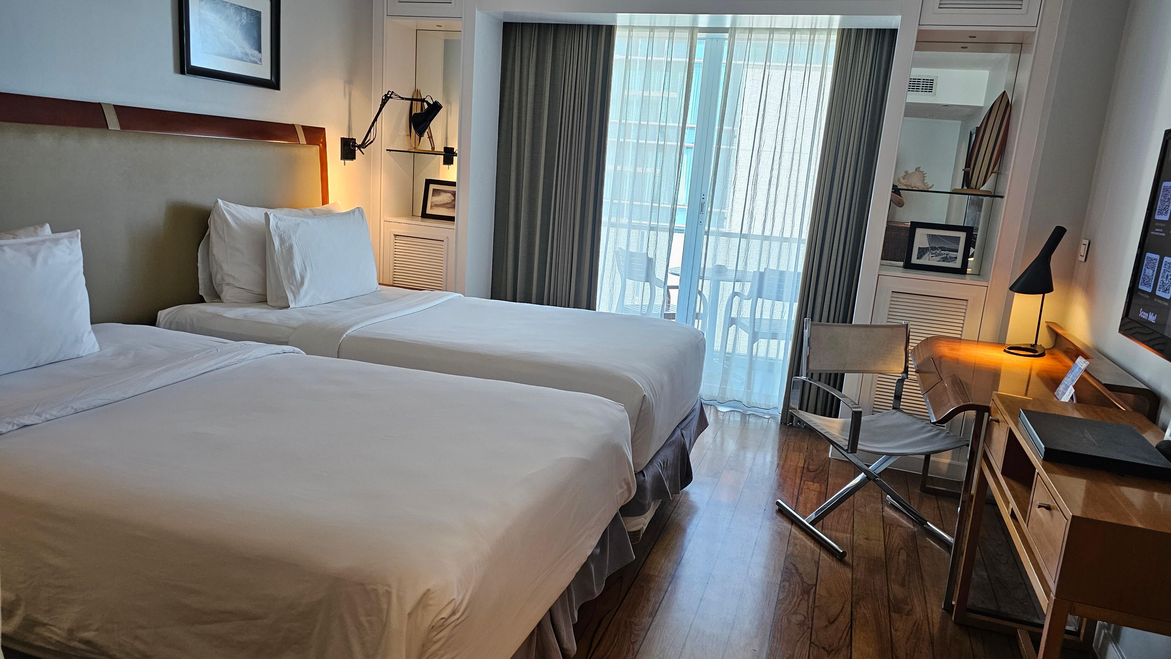 Deluxe twin bed room