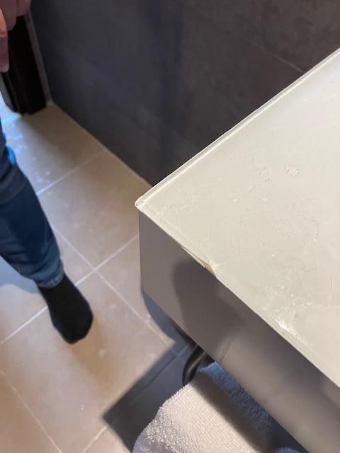 Slid i form af afslåede bordkanter, løse toiletrulle holdere, slag på væggene mm.