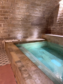 Mysigt SPA med saltvattenpool i källaren