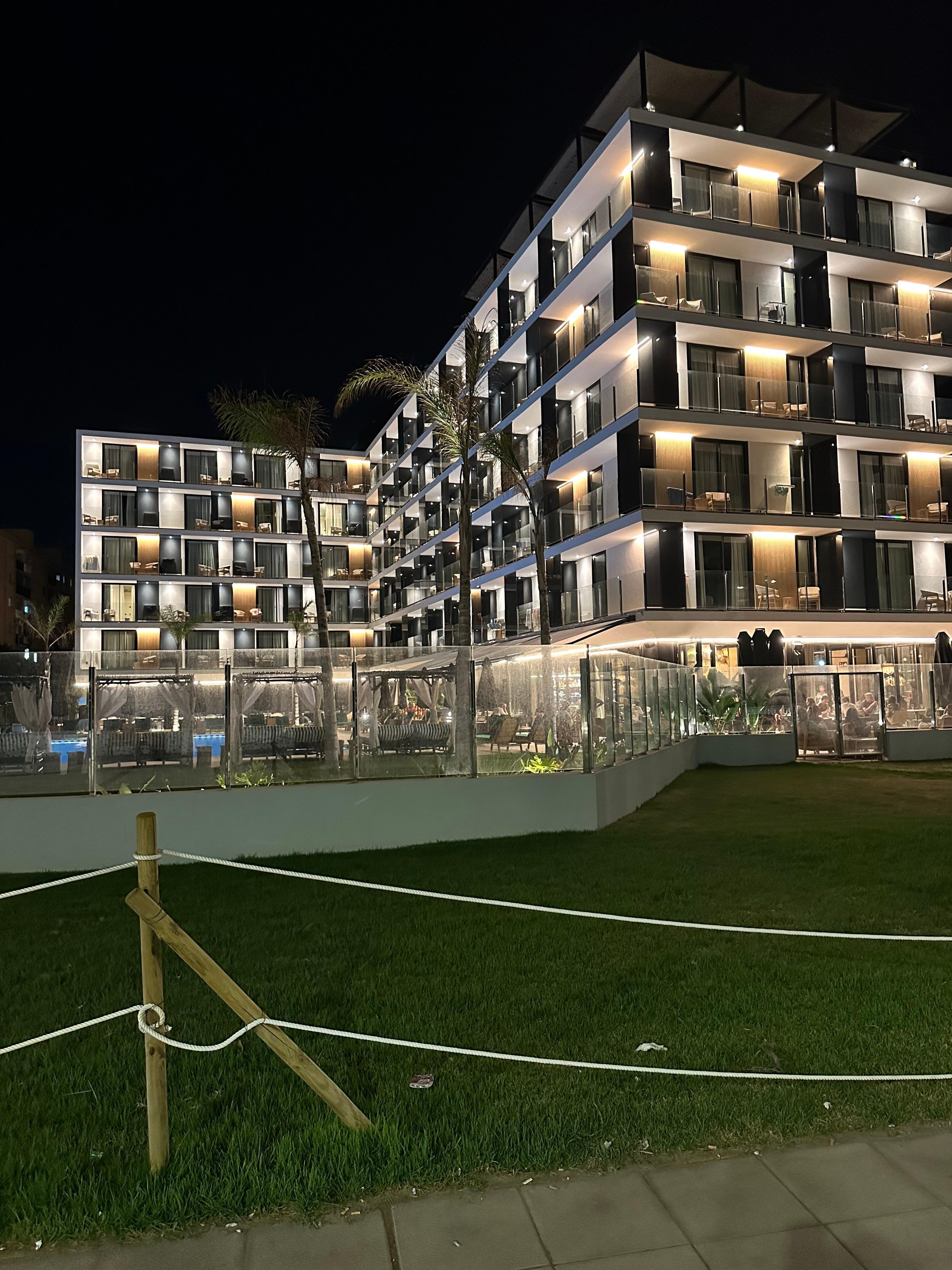 El hotel de noche