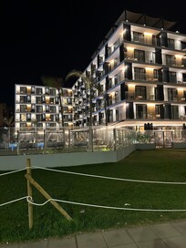 El hotel de noche