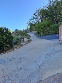 Route devant l’hôtel
