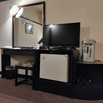 有電視、冰箱(附吸管杯水不是保特瓶)、熱水瓶