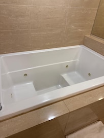 Spa tub