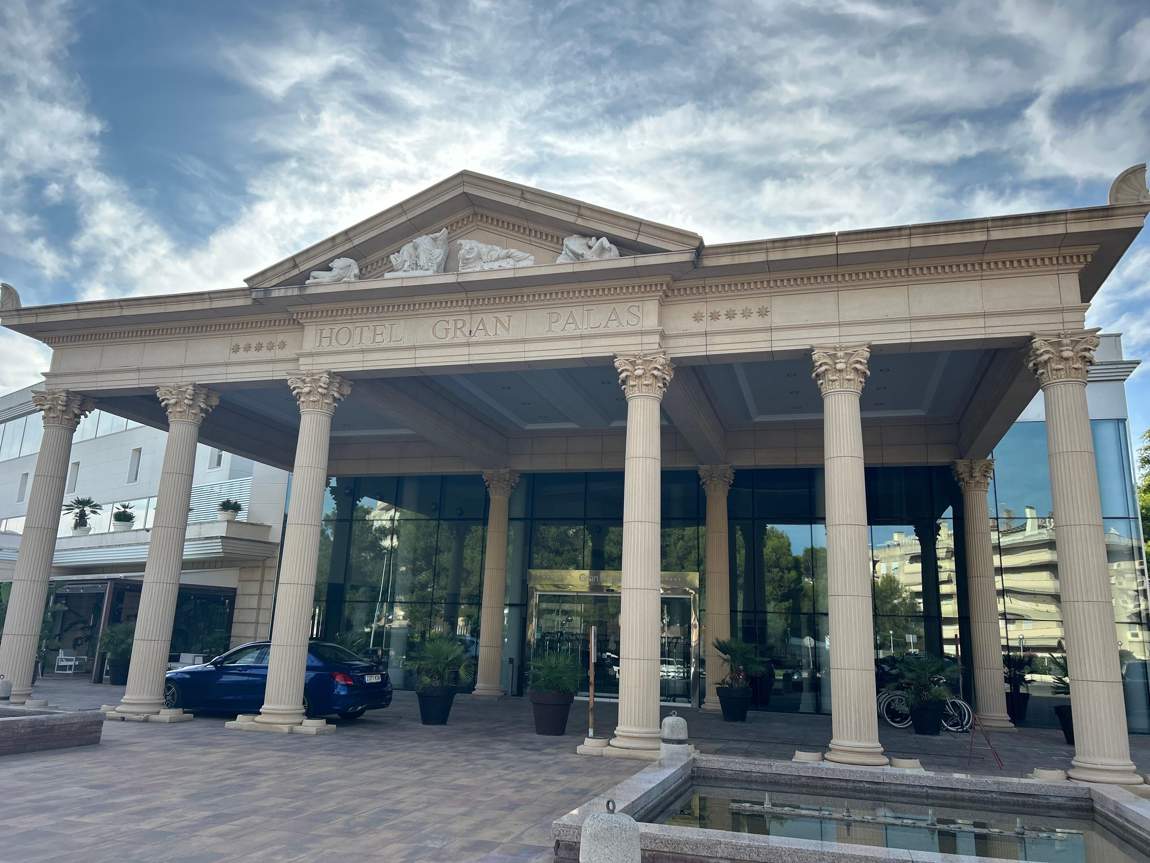 Fronten av hotellet var meget staselig