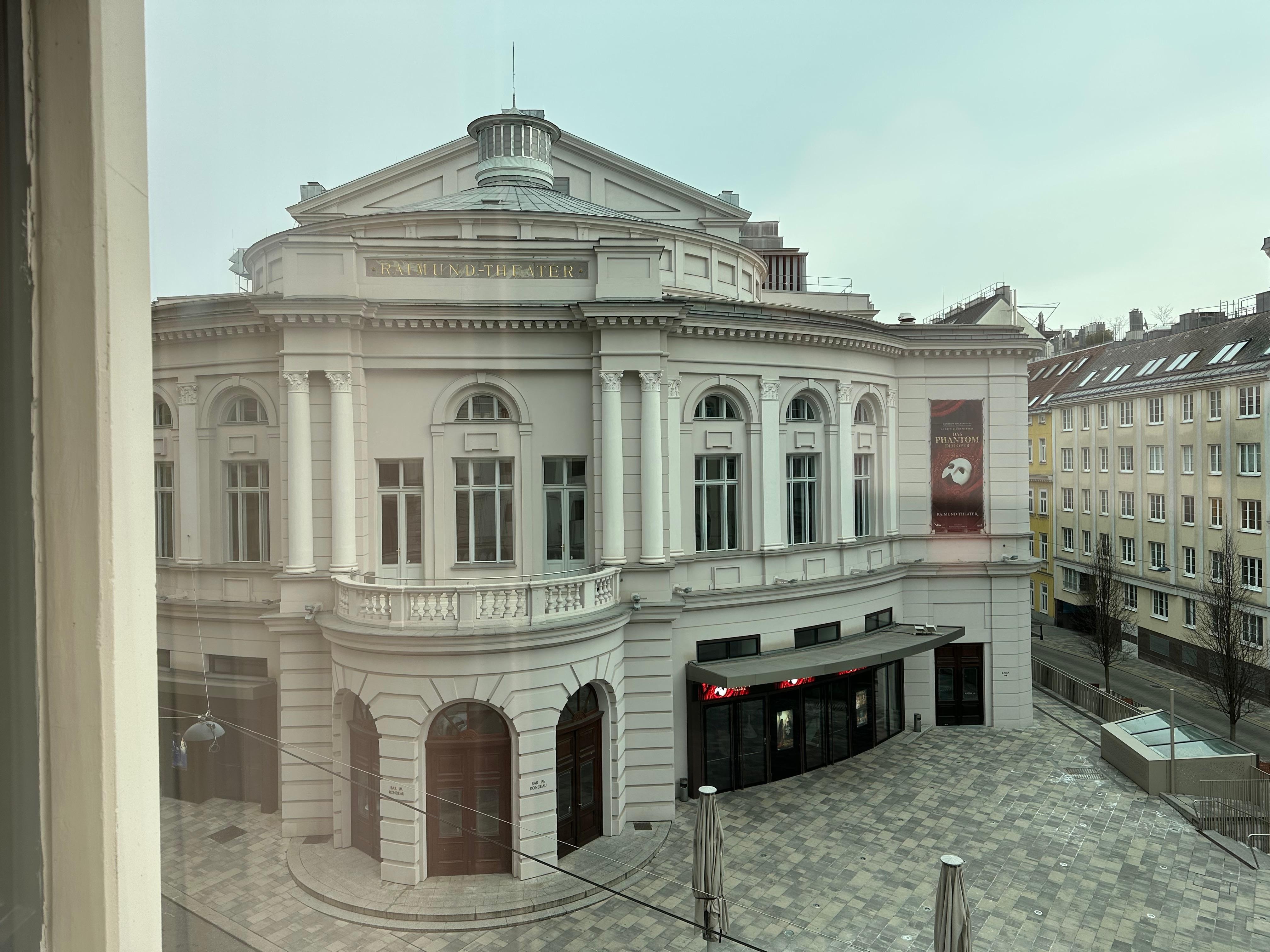 Direkt gegenüber des Raimundtheatets