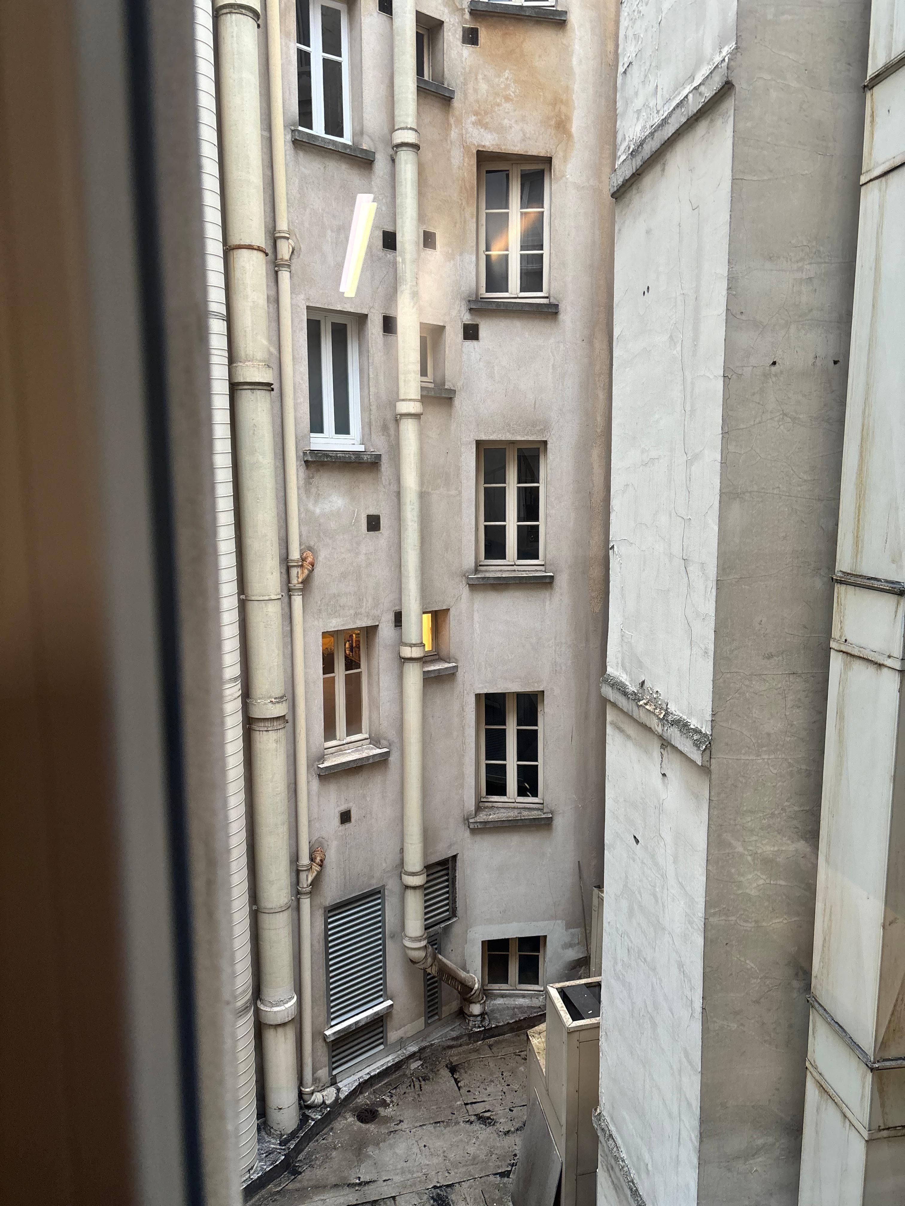 Vue de la cour intérieure, claustrophobie 