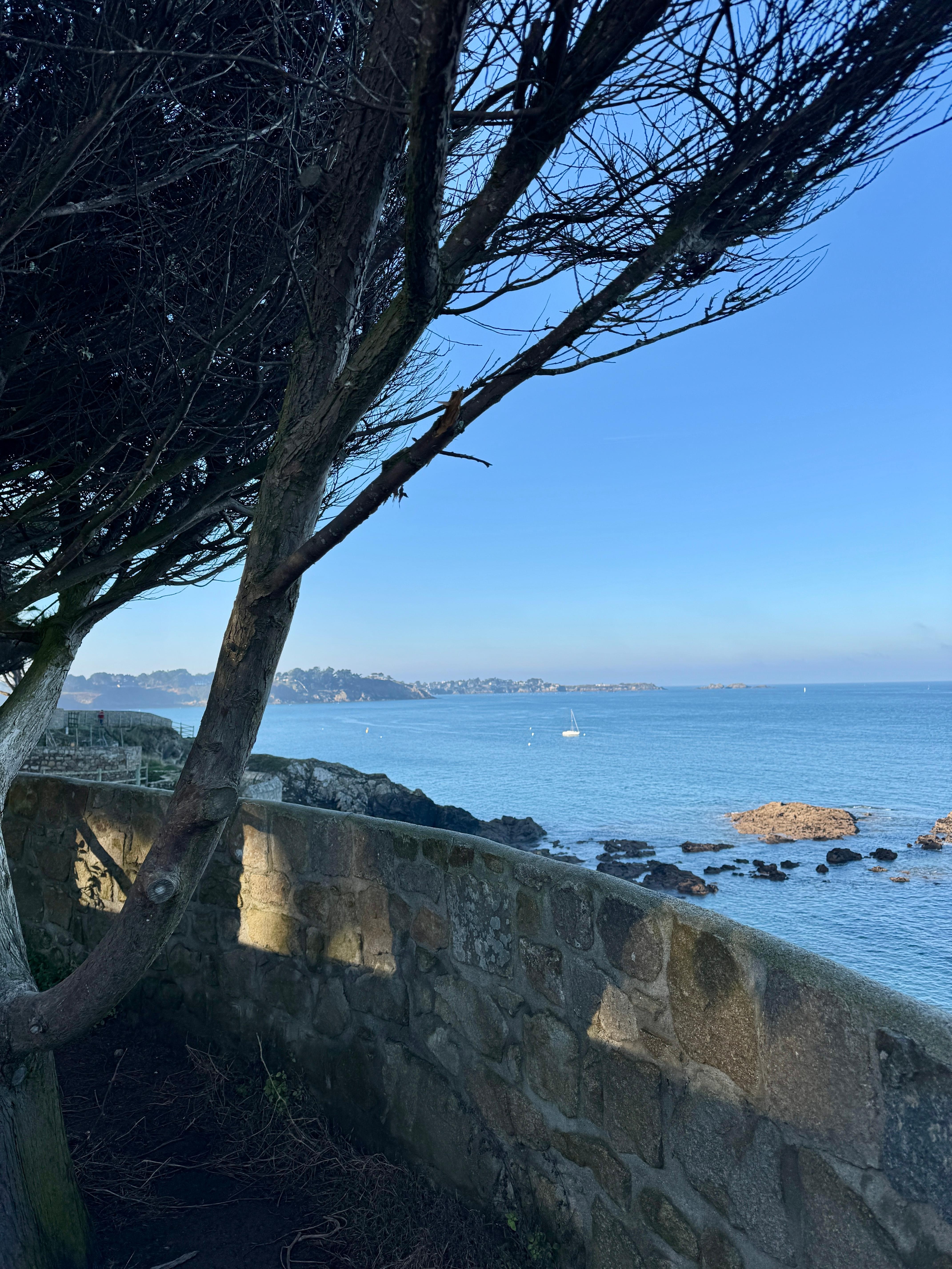 Spazierengehen an der Küste entlang. 